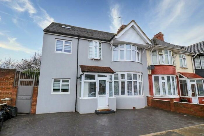 6 Bedroom Semi-Detached House To Rent In Broadhurst Avenue, Ilford, IG3
