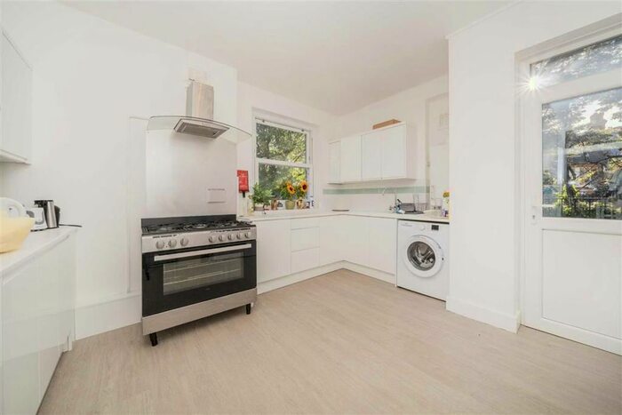 2 Bedroom Flat For Sale In Elms Crescent, London, SW4