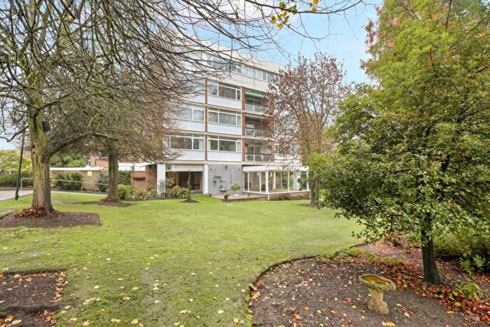 2 Bedroom Flat To Rent In Chigwell, IG7