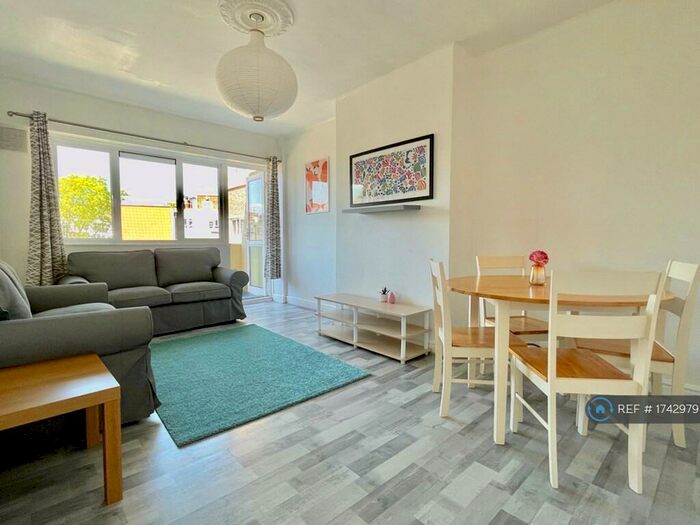 3 Bedroom Flat To Rent In Brookstone Court, London, SE15