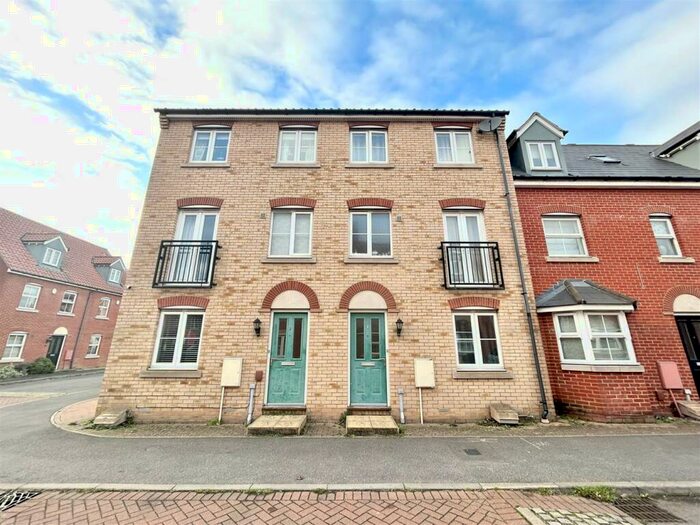5 Bedroom Town House To Rent In Fulham Way, Ipswich, IP1