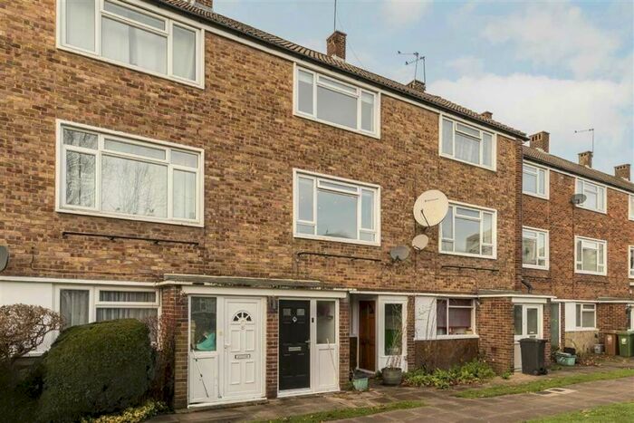 2 Bedroom Maisonette To Rent In Carston Close, Lee, SE12