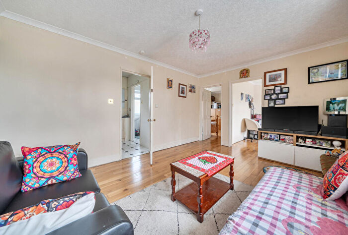 2 Bedroom Maisonette For Sale In Roe Lane, London, NW9