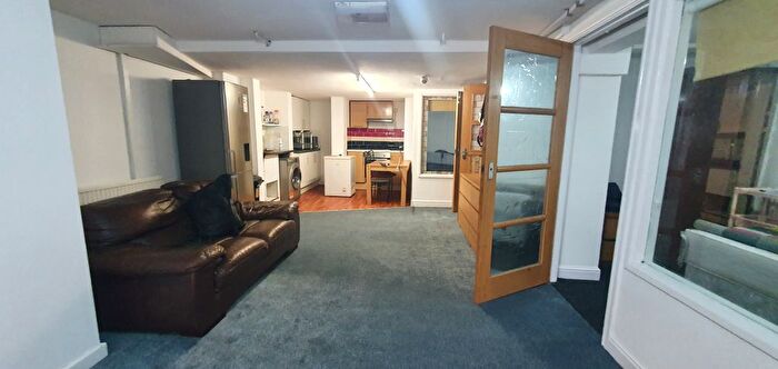 2 Bedroom Flat To Rent In Duckworth Lane, Bradford, BD9