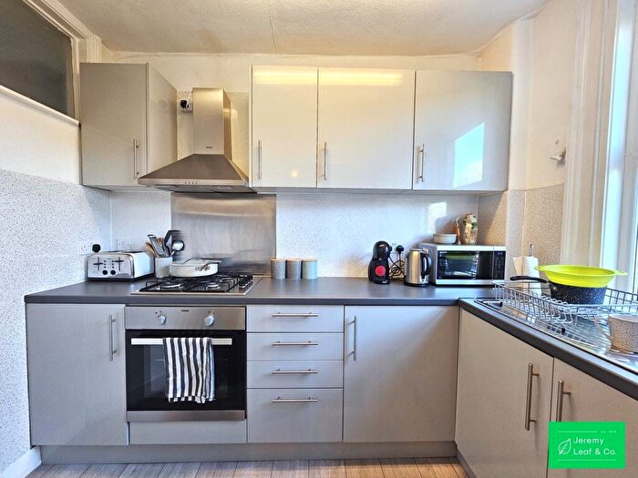 2 Bedroom Maisonette To Rent In Kitchener Road, East Finchley, N2