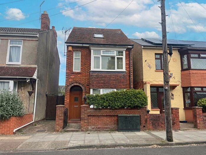 4 Bedroom Detached House For Sale In Lichfield Road, Portsmouth, PO3