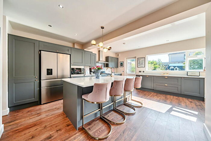 3 Bedroom Semi-Detached House For Sale In Selwyn Crescent, Welling, DA16