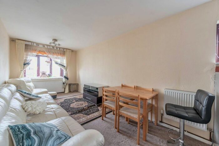 1 Bedroom Flat To Rent In Oakwood Court, Harrow, HA1