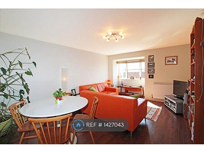 3 Bedroom Flat To Rent In Oaklands Court, Chichester, PO19