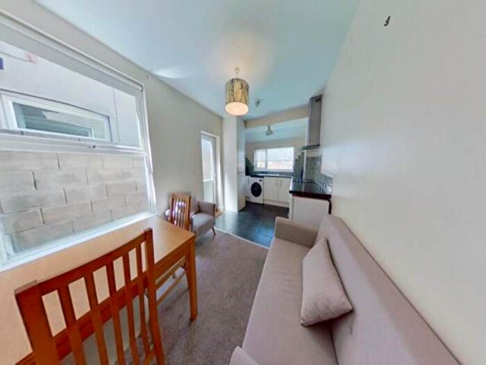 2 Bedroom Flat To Rent In Dogfield Street, Cathays, Cardiff, CF24
