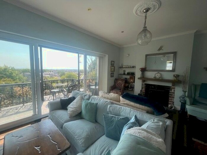 3 Bedroom Maisonette To Rent In Clive Place, Penarth, CF64