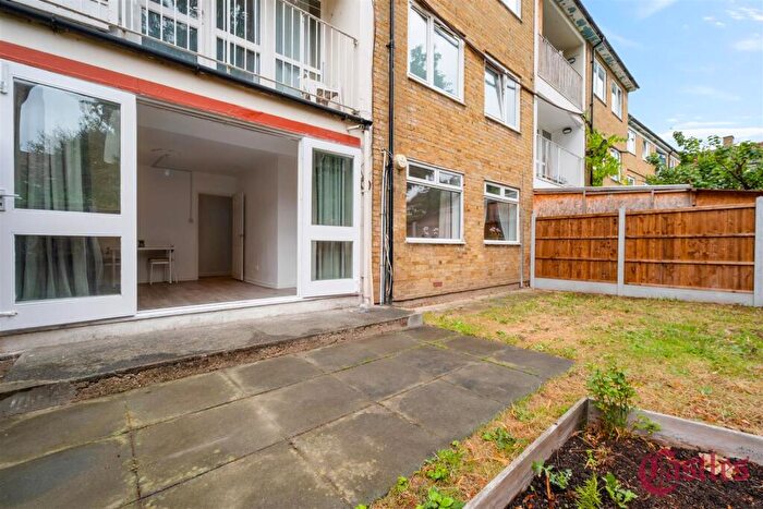 3 Bedroom Flat For Sale In Butfield House, Stevens Avenue, London, E9 - Photo 4