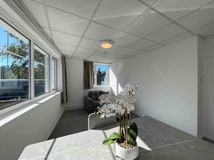 1 Bedroom Flat To Rent In Paris House, Hove, BN3