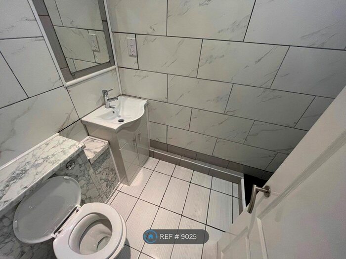 1 Bedroom Flat To Rent In Barons Court House, London, W14