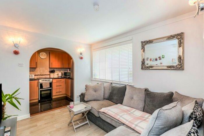 1 Bedroom Flat To Rent In Crombie Close, Waterlooville, PO8