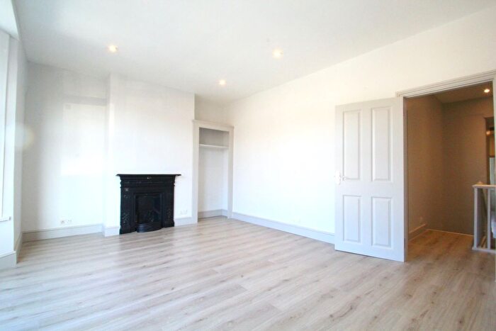 1 Bedroom Flat To Rent In Woodlands Park Road, Haringey, N15