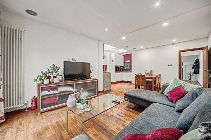 3 Bedroom Flat To Rent In Cavendish Road, London, SW12