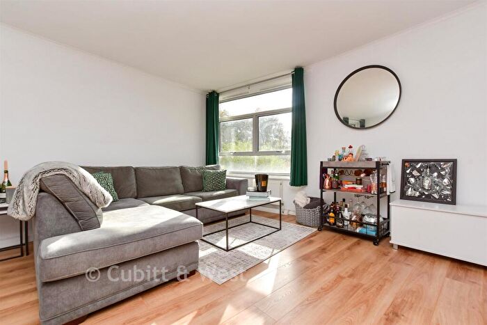 2 Bedroom Apartment For Sale In Court Bushes Road, Whyteleafe, Surrey, CR3