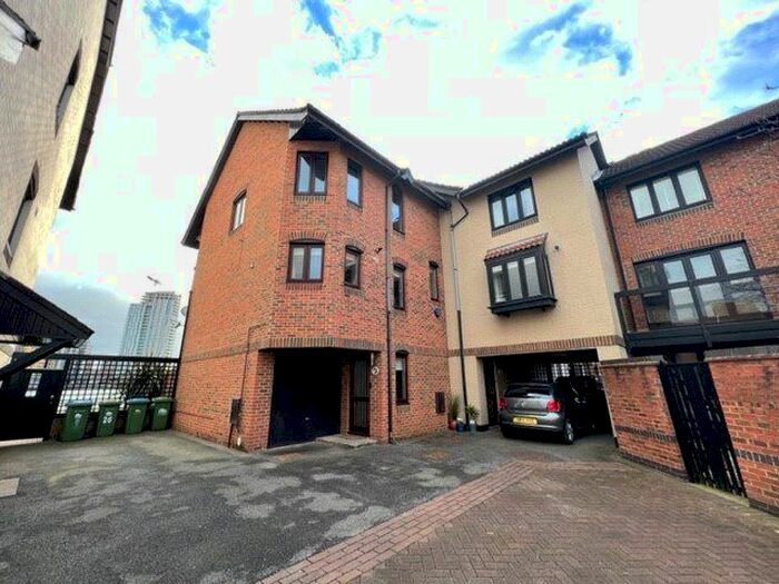 3 Bedroom End Of Terrace House To Rent In Moorhead Court, Channel Way, Southampton, Hampshire SO14