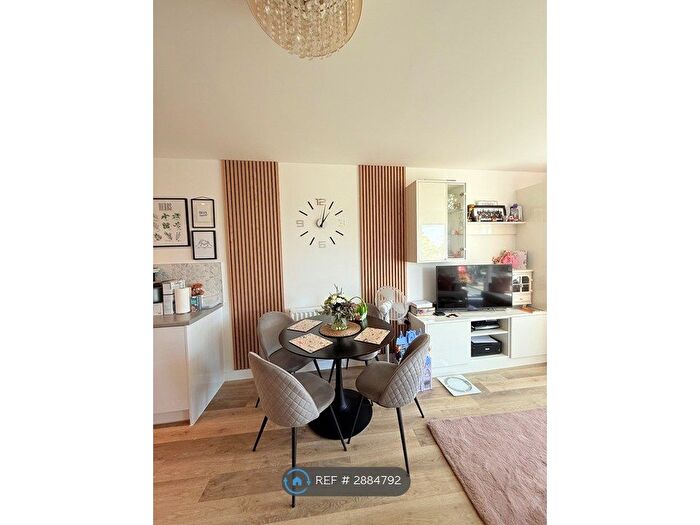 2 Bedroom Flat To Rent In Ridding Lane, Greenford, UB6