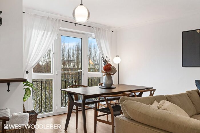 2 Bedroom Flat To Rent In Dixons Court, Crane Mead, Ware, SG12