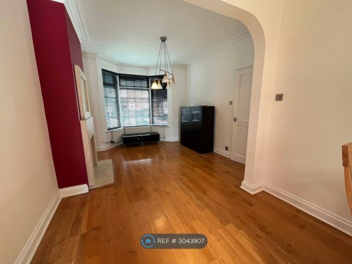 4 Bedroom Terraced House To Rent In Victoria Road, Barnet, EN4