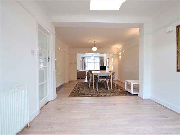 4 Bedroom Semi Detached House To Rent In Wentworth Avenue, London, N3