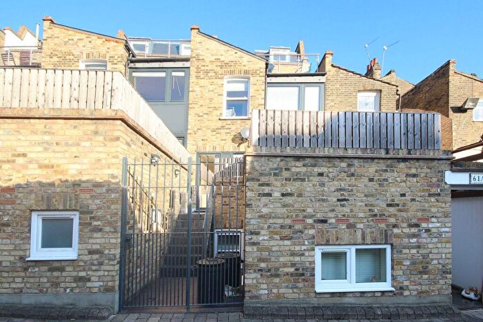 3 Bedroom Flat To Rent In Rush Hill Mews, Battersea, SW11