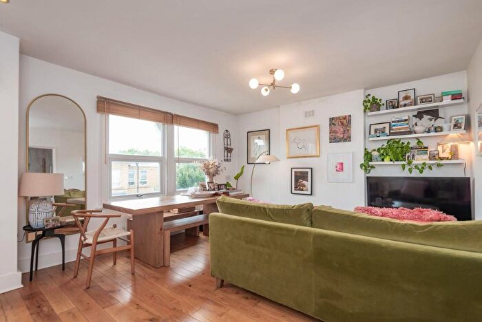 2 Bedroom Flat To Rent In Oakhurst Grove, London, SE22