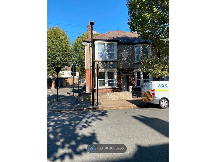 2 Bedroom Flat To Rent In Henniker Gardens, London, E6