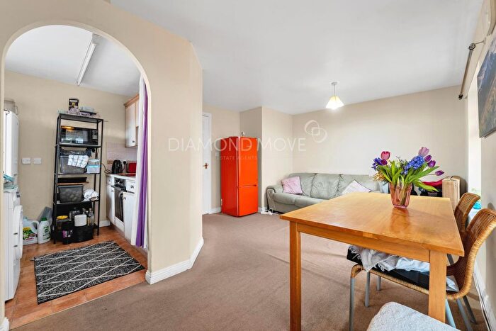 2 Bedroom Flat For Sale In Avondale Gardens, Hounslow, TW4