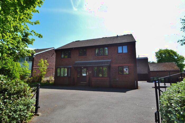 1 Bedroom Flat To Rent In Chandos Court, North Park Avenue, Roundhay, Leeds, LS8