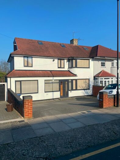 5 Bedroom Semi-Detached House To Rent In Lakenheath, Oakwood, N14