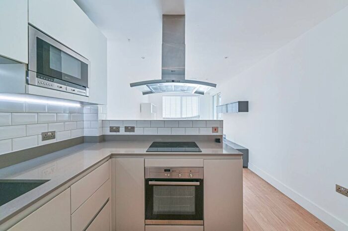 2 Bedroom Flat To Rent In .Stockwell Park Walk, Brixton, London, SW9