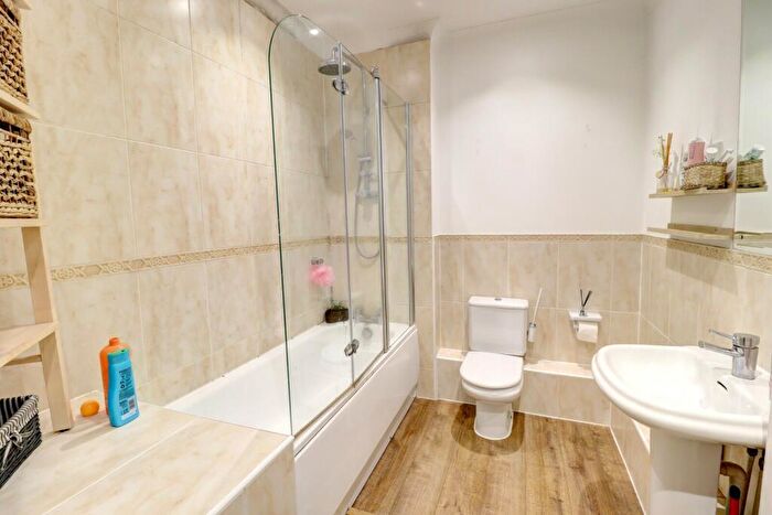 1 Bedroom Apartment For Sale In The Water Gardens, De Havilland Drive, Hazlemere, High Wycombe, HP15