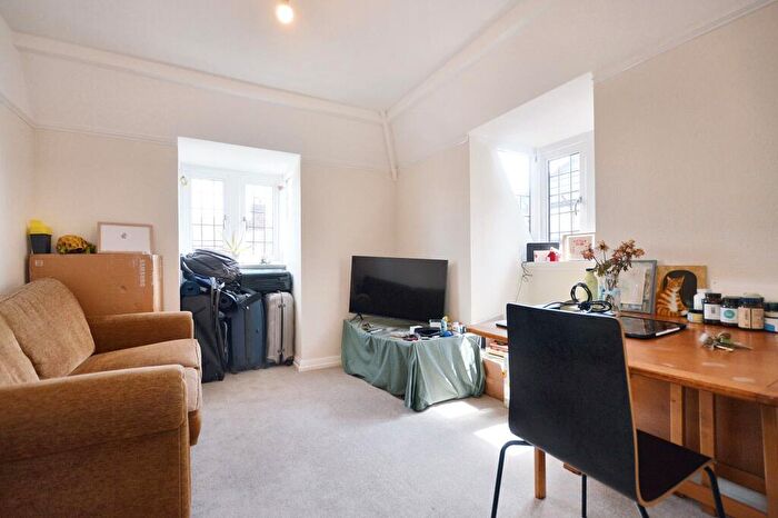1 Bedroom Flat To Rent In Burkes Road, Beaconsfield, HP9