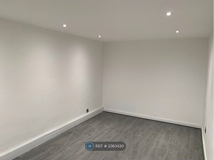2 Bedroom Flat To Rent In Gateacre, Liverpool, L25