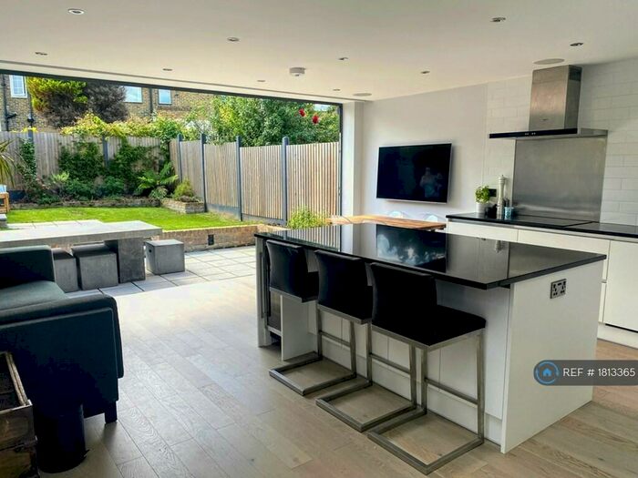 3 Bedroom Terraced House To Rent In Ivorydown, Bromley, BR1