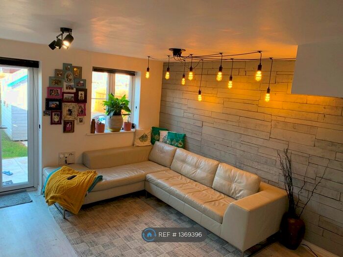 2 Bedroom Semi-Detached House To Rent In Kiln Way, Great Wakering, Southend-On-Sea, SS3