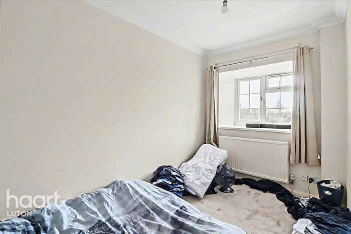 2 Bedroom End Of Terrace House For Sale In Kelling Close, Luton, LU2