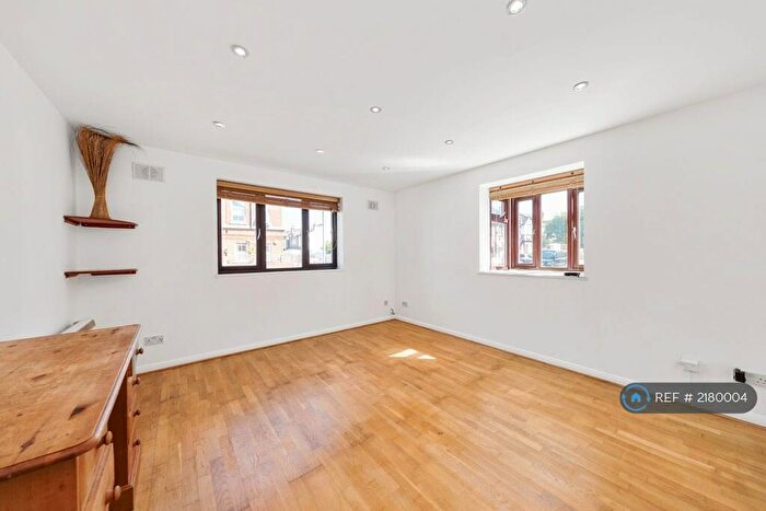 2 Bedroom Flat To Rent In Bond Road, Surbiton, KT6