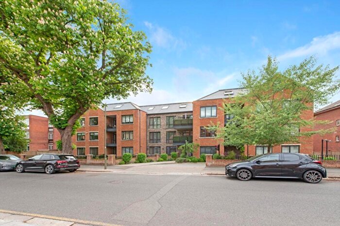 2 Bedroom Flat For Sale In Holden Road, London, N12