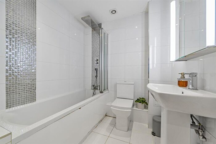 2 Bedroom Apartment For Sale In Stagshaw Close, Maidstone, ME15