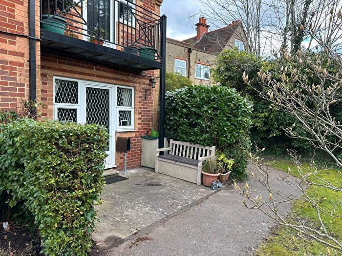2 Bedroom Flat For Sale In Northcourt Avenue, Reading, RG2