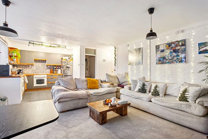 2 Bedroom Flat To Rent In St. Andrews Court, Bolton Road, W4