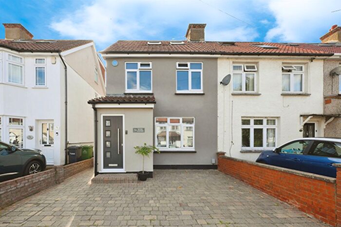 3 Bedroom End Of Terrace House For Sale In River Avenue, Hoddesdon, EN11