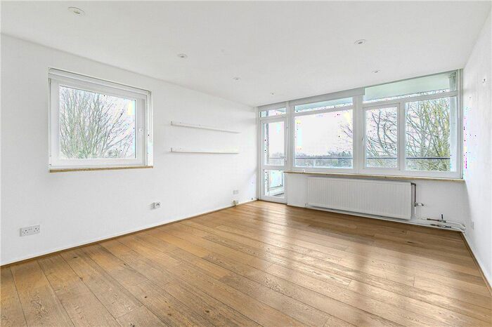 2 Bedroom Flat For Sale In Fitzhugh Grove, London, SW18