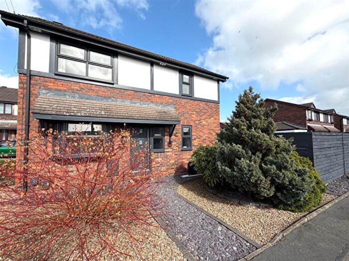3 Bedroom Semi-Detached House For Sale In Chantry Close, Westhoughton, Bolton, BL5