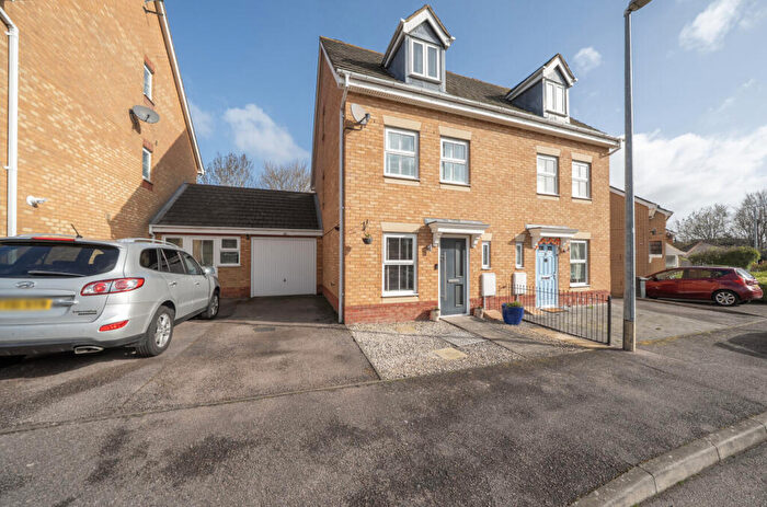 3 Bedroom Semi-Detached House For Sale In Farriers Way, Houghton Regis, Dunstable, LU5