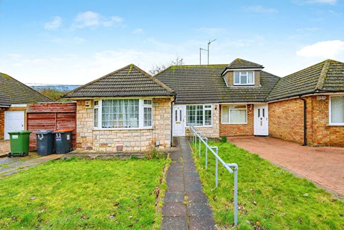 3 Bedroom Bungalow For Sale In Ridgeway Avenue, Dunstable, Bedfordshire, LU5